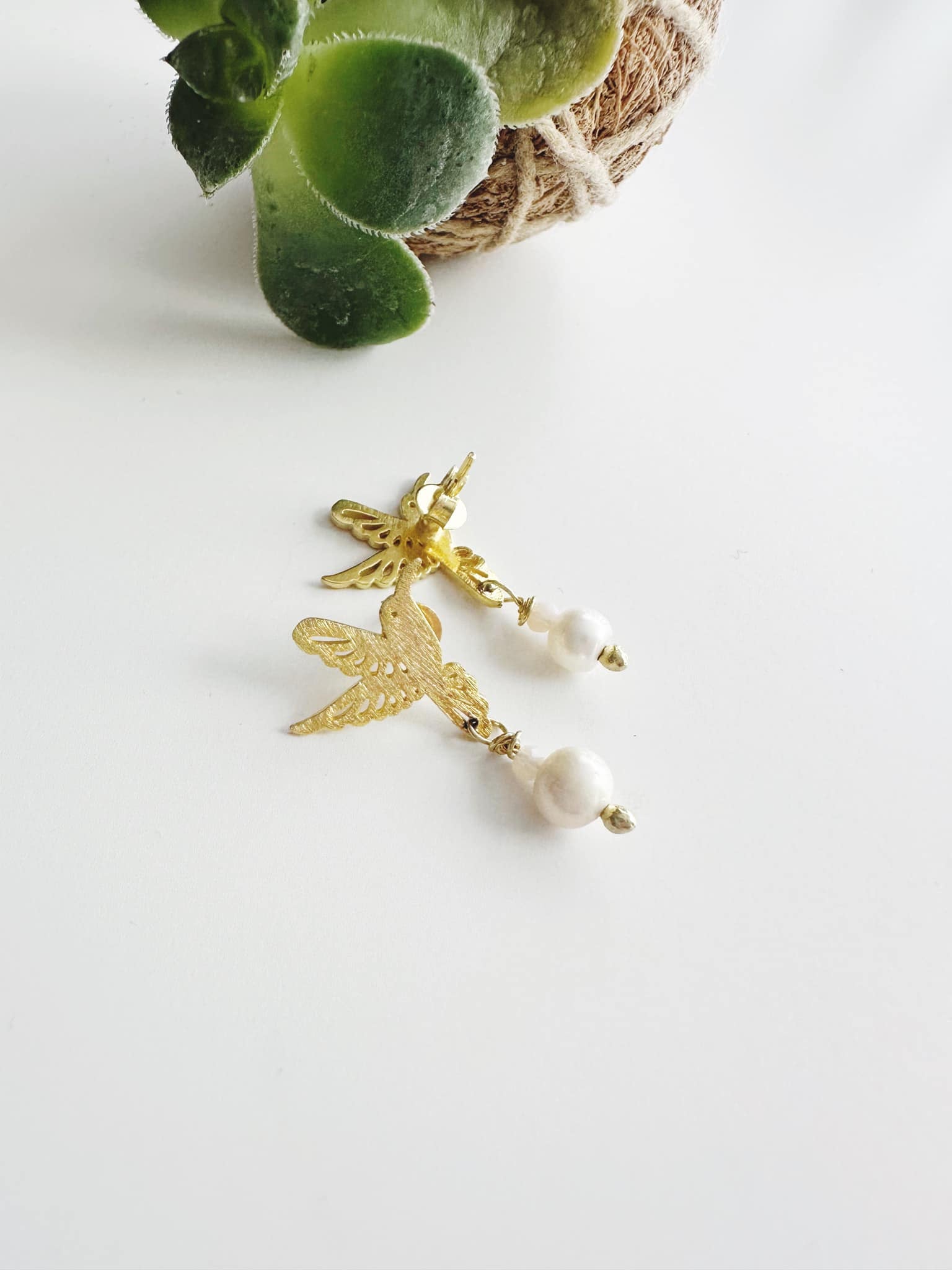 Aros colibrí en perlitas naturales. Enchape de Oro 18k