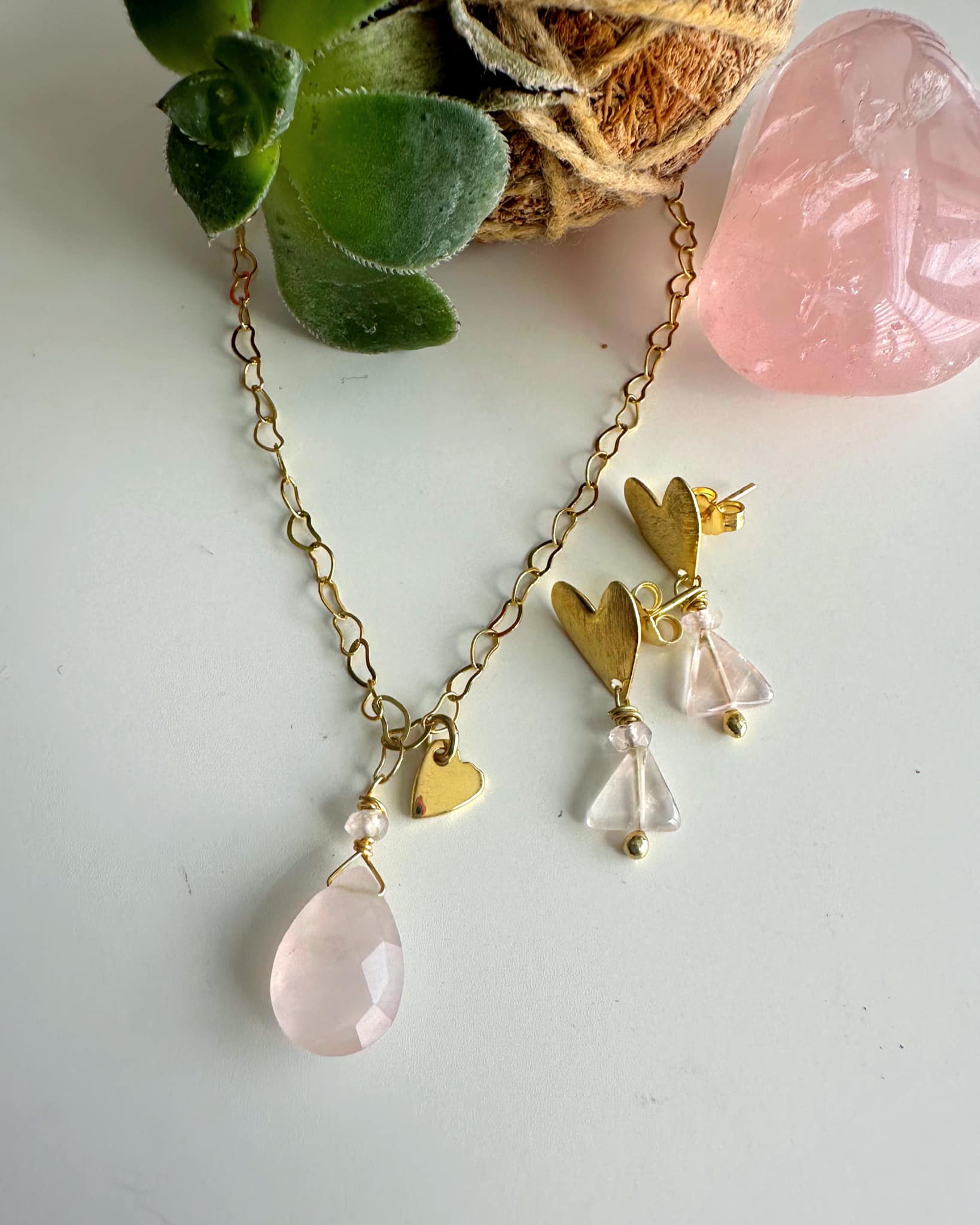 Conjunto “Energía Amorosa” en Cuarzo Rosa. Incluye significado de la piedra y packing para regalo