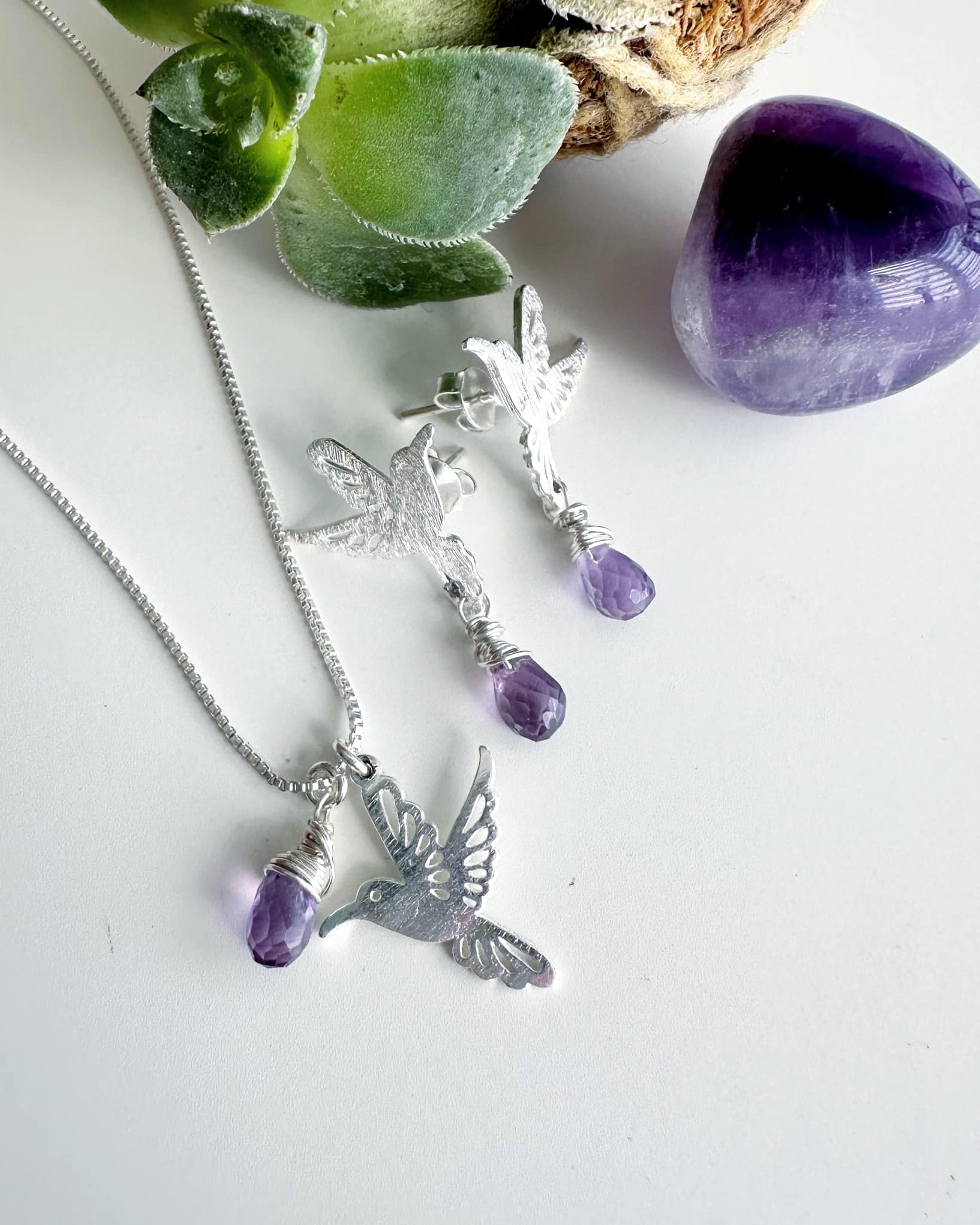 Conjunto Colibríes en Amatistas. Incluye significado y packing para regalo