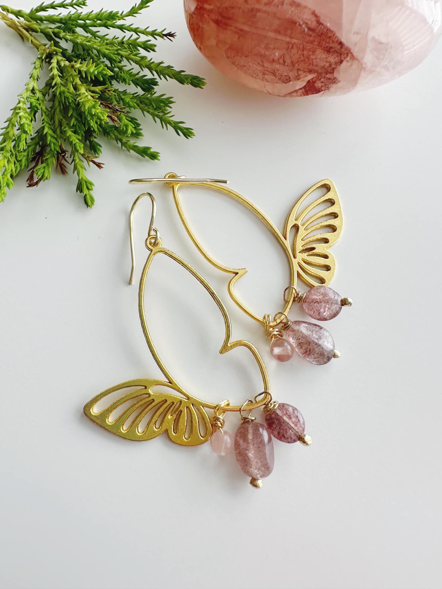 Aros Mariposa en piedras de Cuarzo Frutilla. Incluye significado de su piedra y Packing para regalo