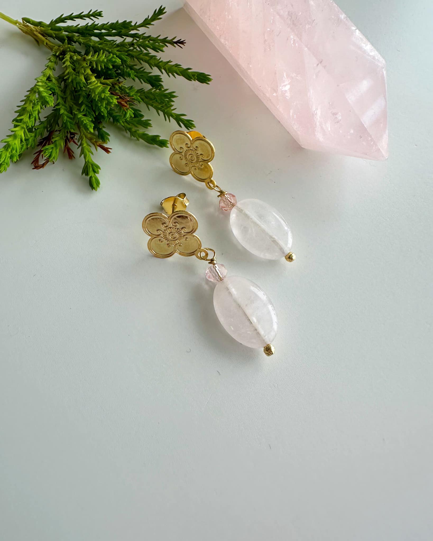 Aros Flores con Cuarzo Rosa. Incluye significado de la piedra y Packing para regalo
