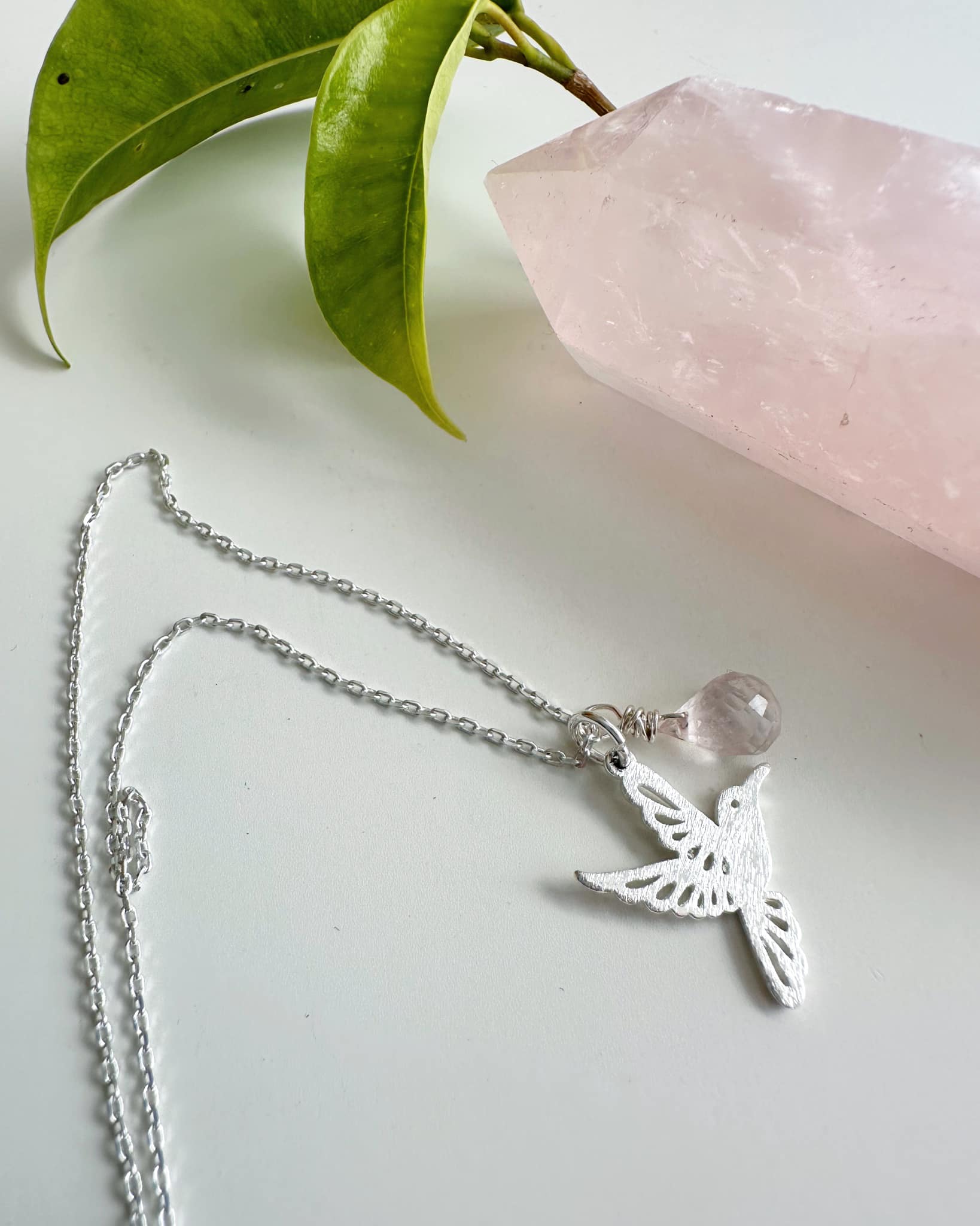 Collar Colibrí Cuarzo Rosa. Incluye significado y packing para regalo