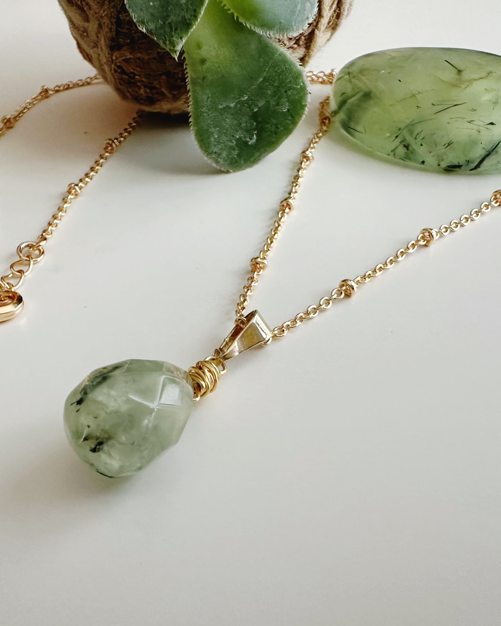 Collar Amuleto Prehnita. Incluye significado de su piedra y Packing para regalo