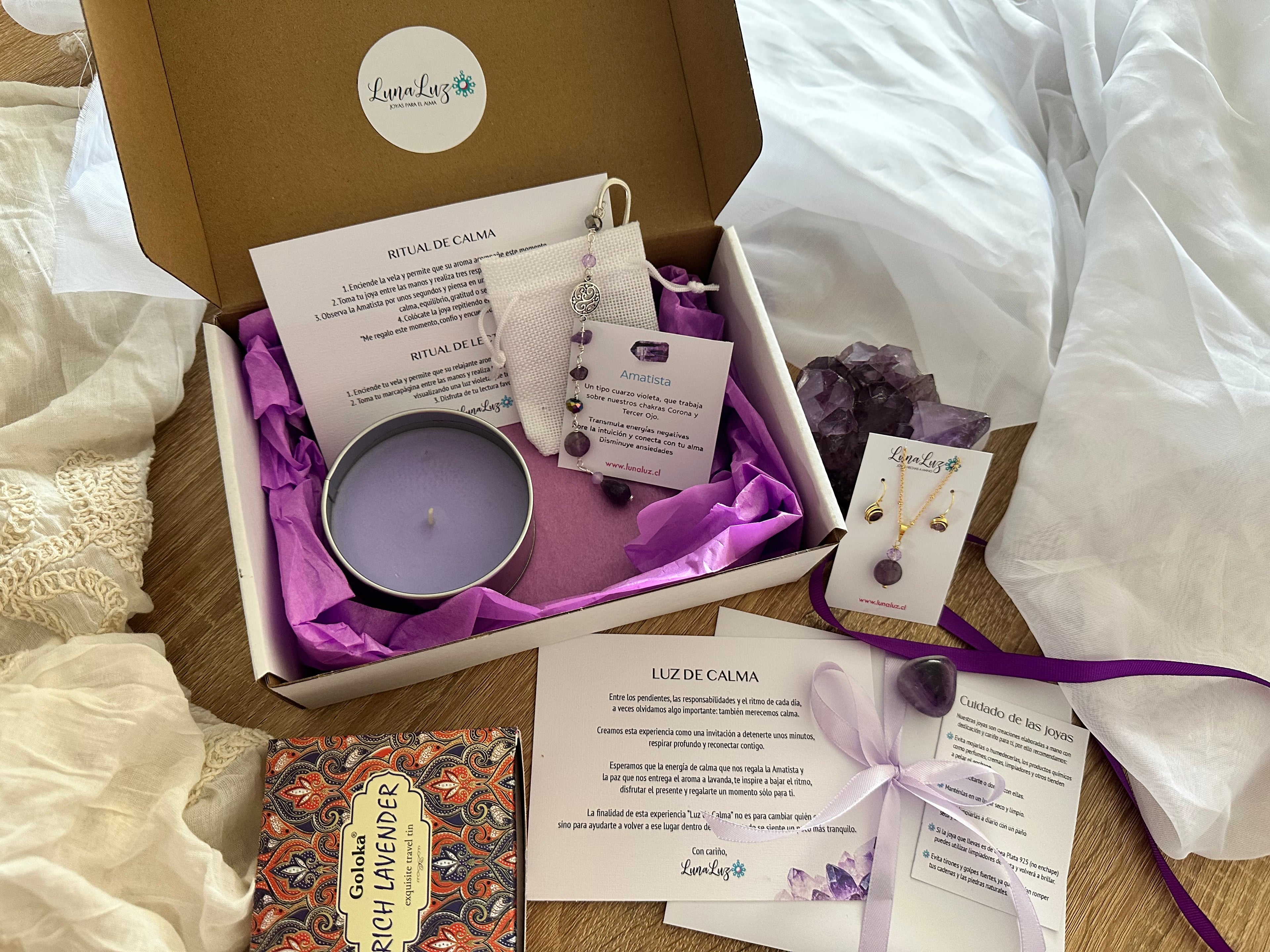 Experiencia “Luz de calma” una pausa para el alma. Incluye Joyas de Amatista, Vela de Aromaterapia y un Marcapágina de piedra