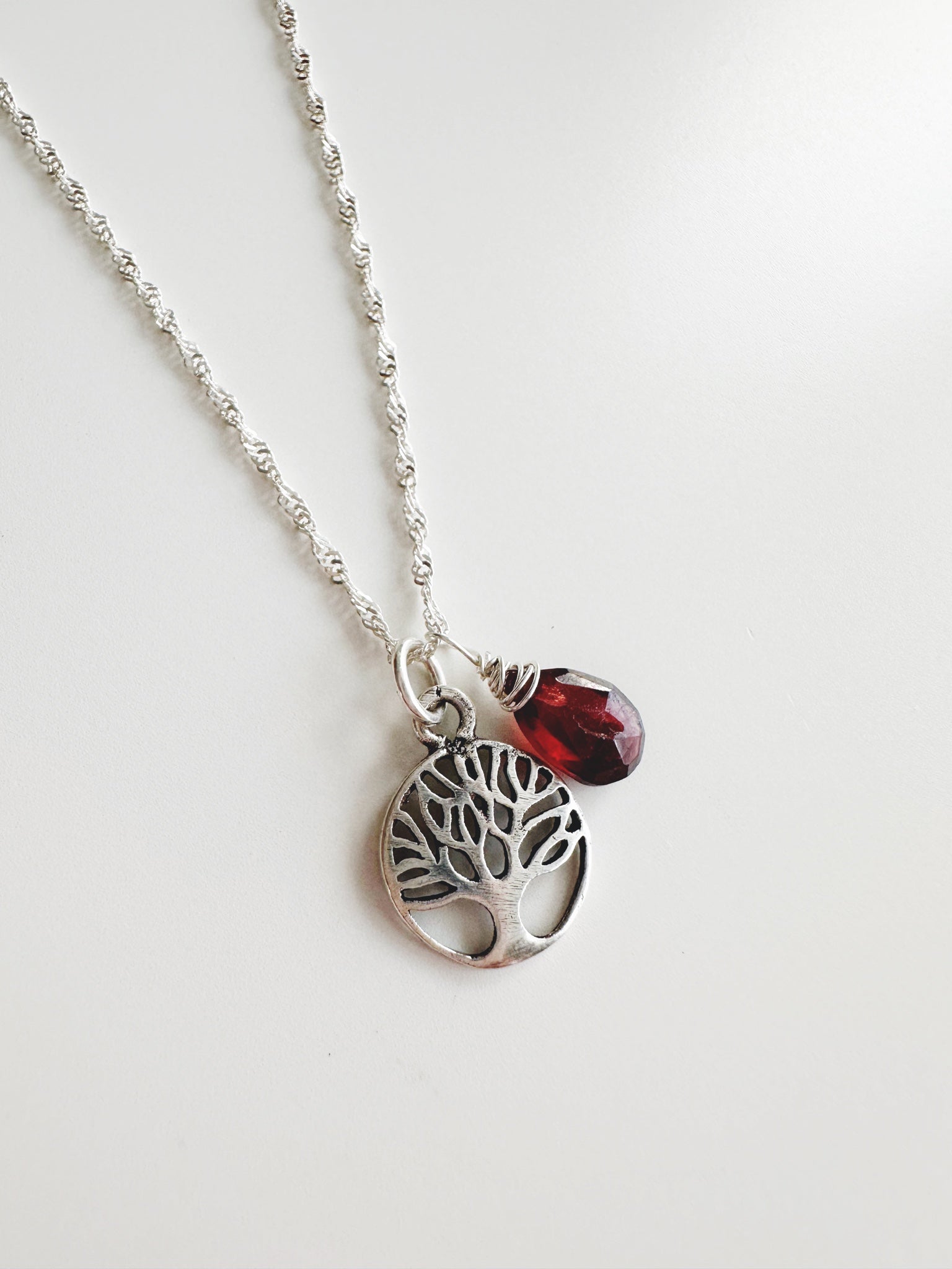 Collar Árbol de la vida y Piedra Granate