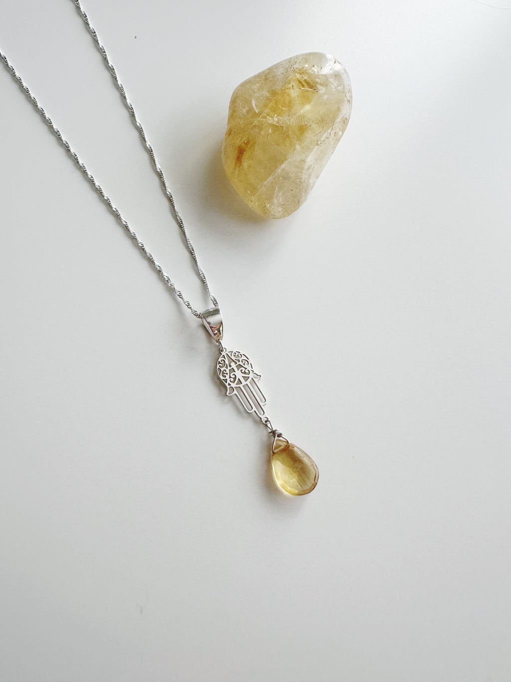 Collar “Luz de prosperidad” Mano de Fátima con Cuarzo Citrino. PLATA 925