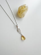 Collar “Luz de prosperidad” Mano de Fátima con Cuarzo Citrino. PLATA 925