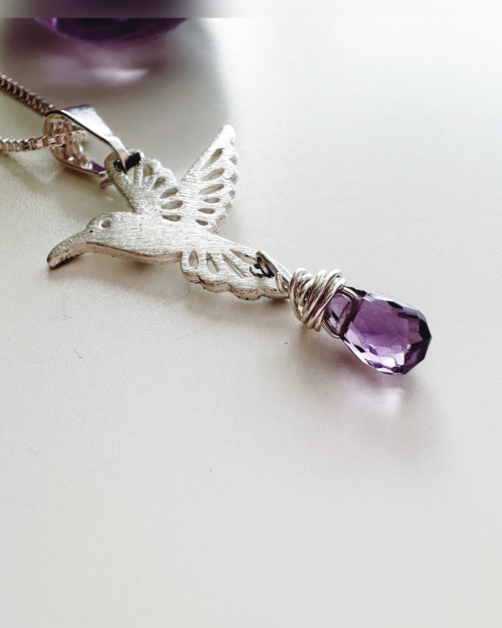Collar silver Colibrí Amatista. Incluye significado y packing para regalo