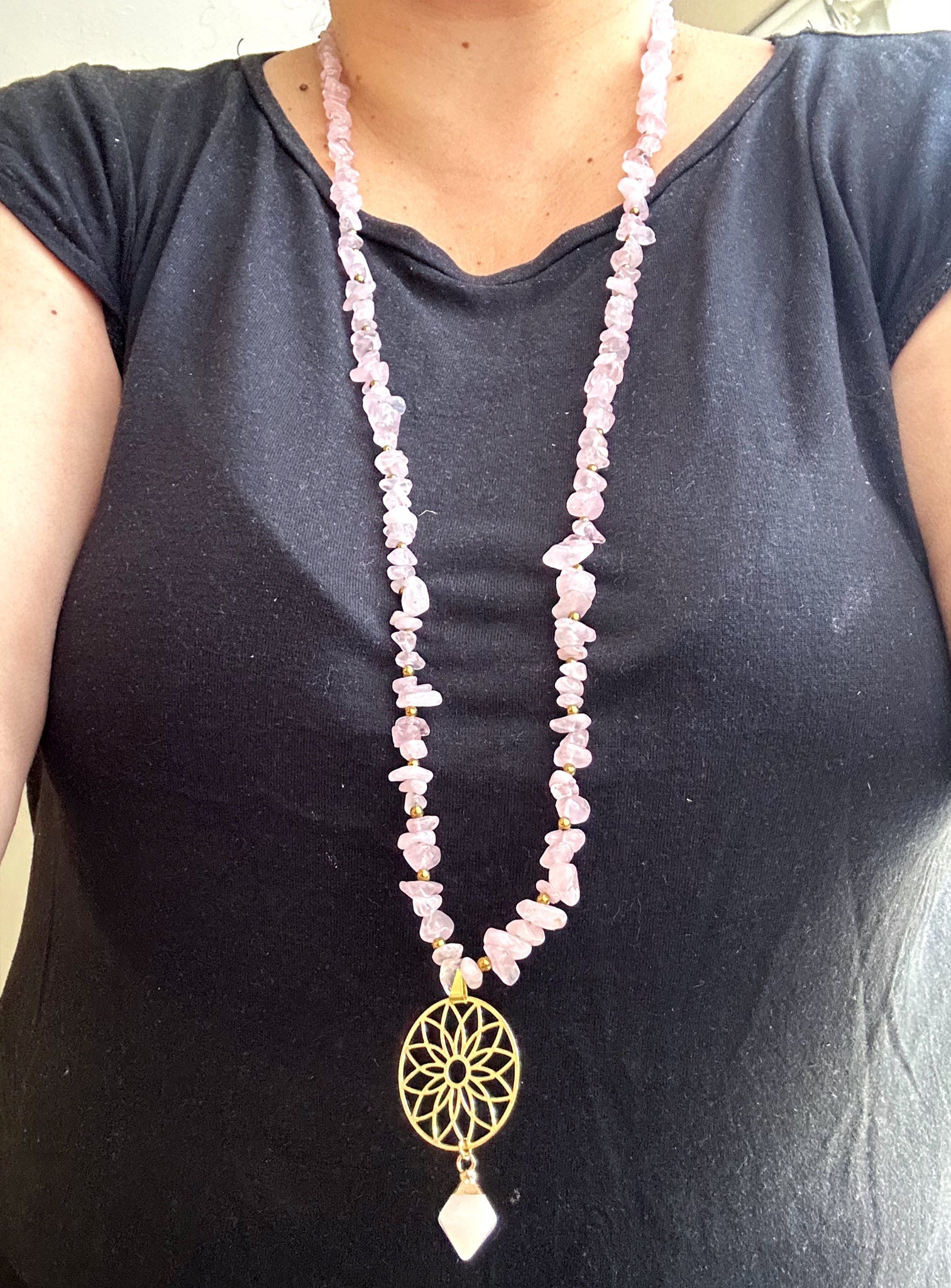 Collar Largo Cuarzo Rosa “Amor que Abraza”