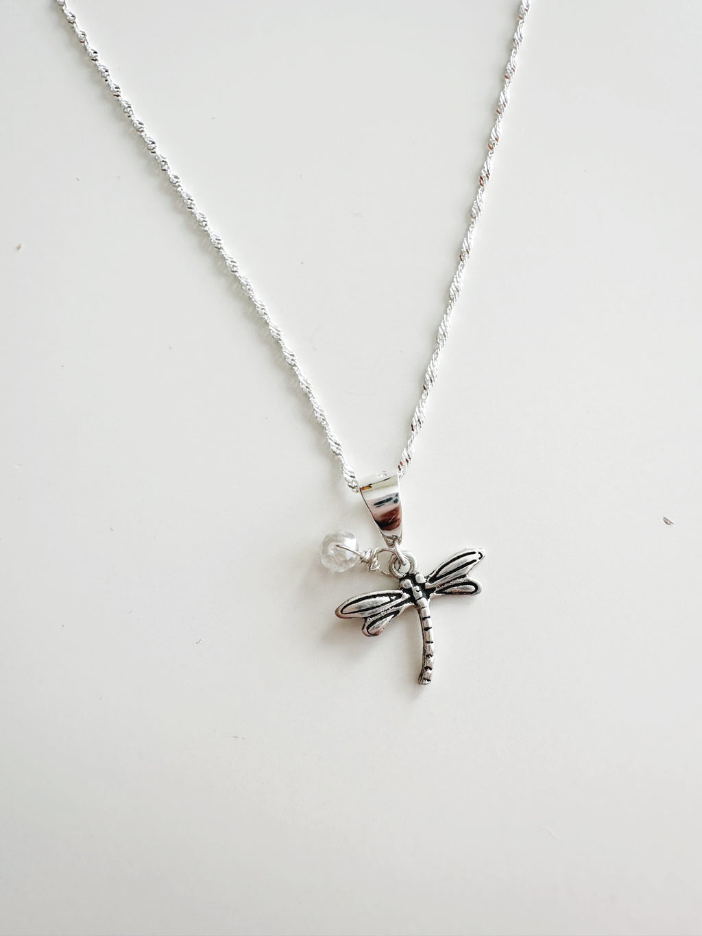 Collar Libélula de Plata 925 con punto de luz. Incluye significado y viene listo para regalar