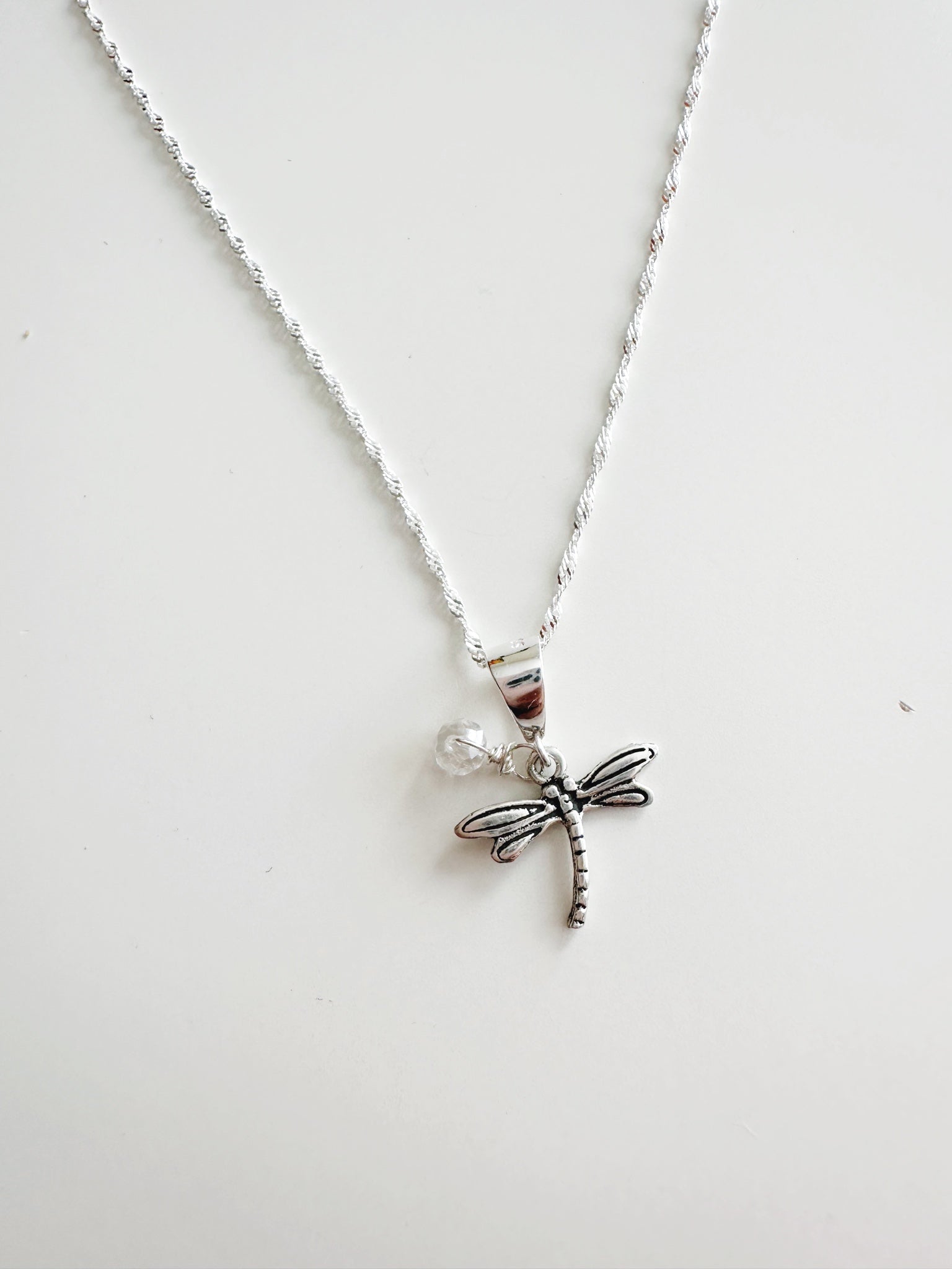 Collar Libélula de Plata 925 con punto de luz. Incluye significado y viene listo para regalar