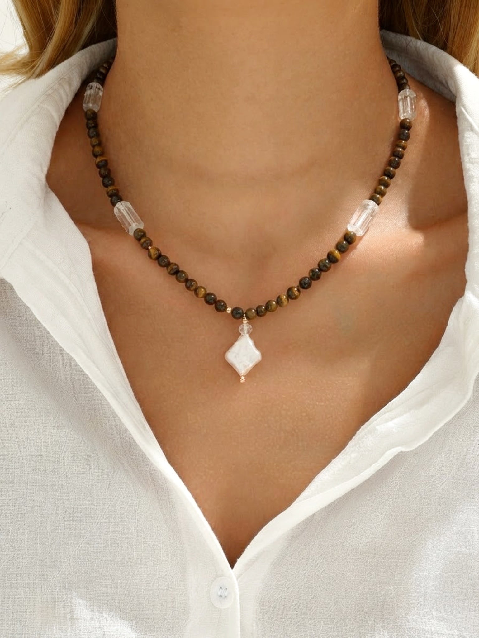 Collar “Confía en ti” en piedras Ojo de tigre . Enchape de Oro 18k