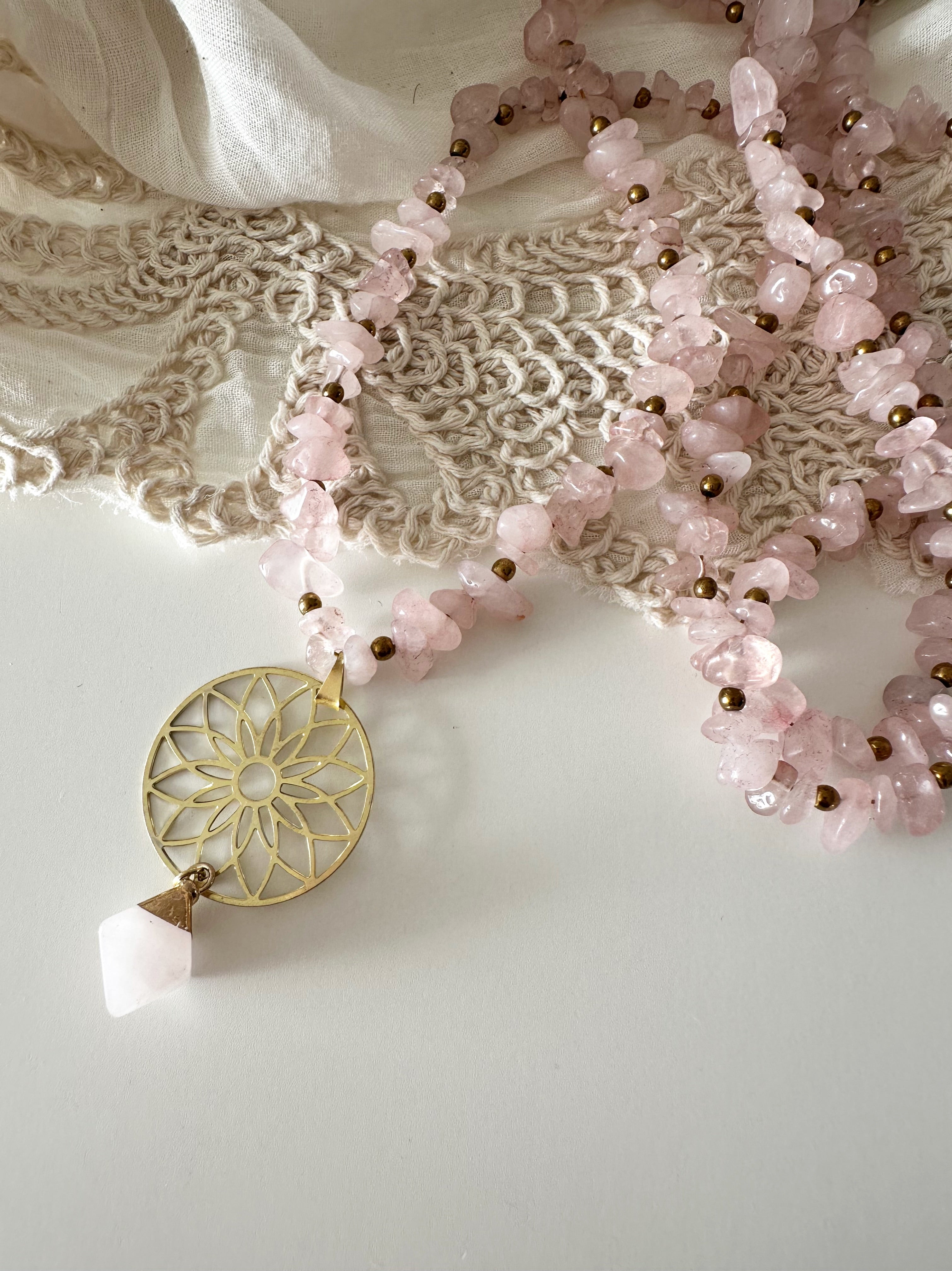 Collar Largo Cuarzo Rosa “Amor que Abraza”