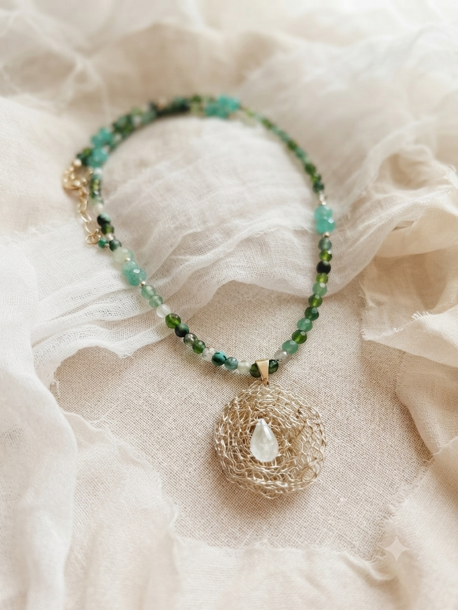 Collar “Esperanza y Calma” en piedras naturales con centro de Prehnita. Enchape de Oro 18k