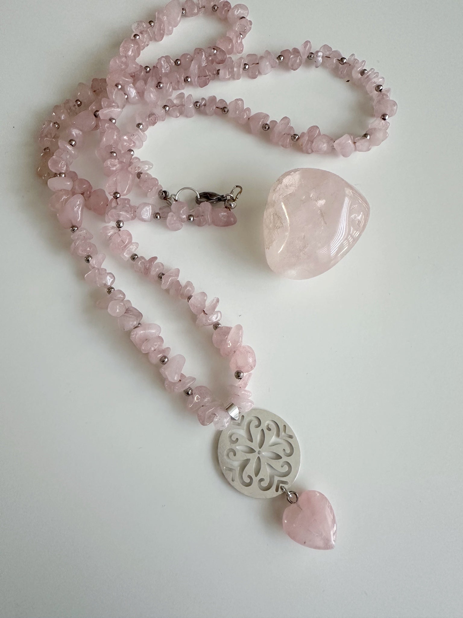 Collar Largo de Cuarzo Rosa “Energía del Corazón”