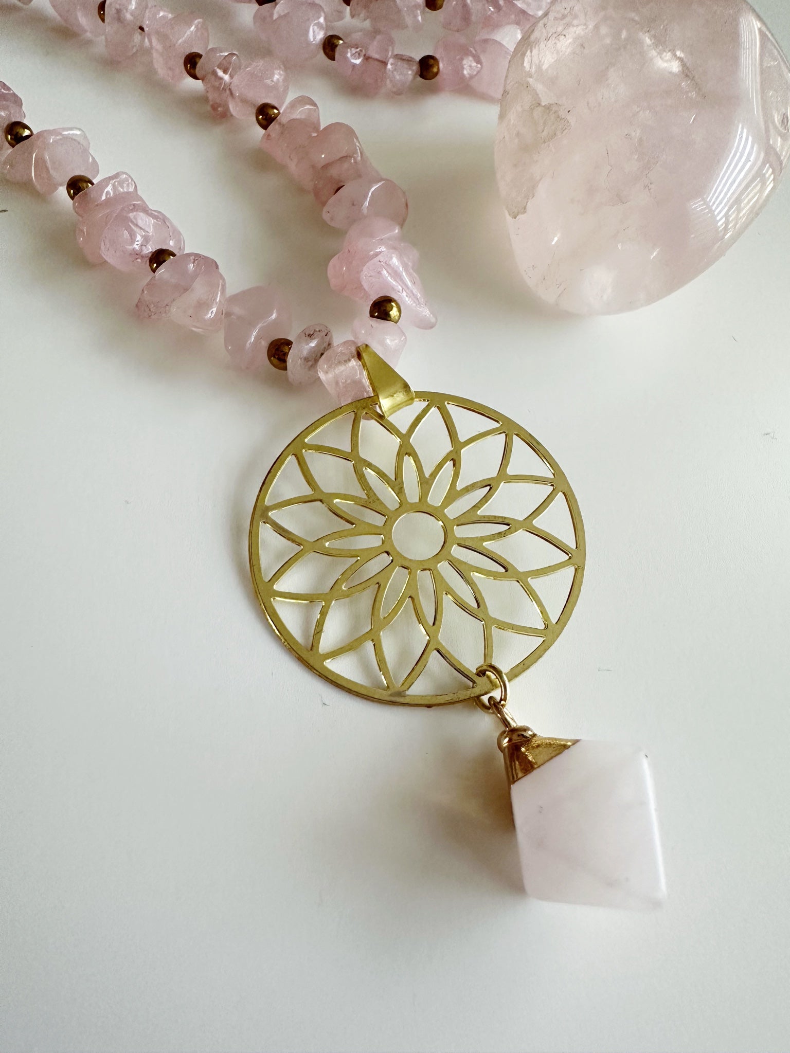 Collar Largo Cuarzo Rosa “Amor que Abraza”