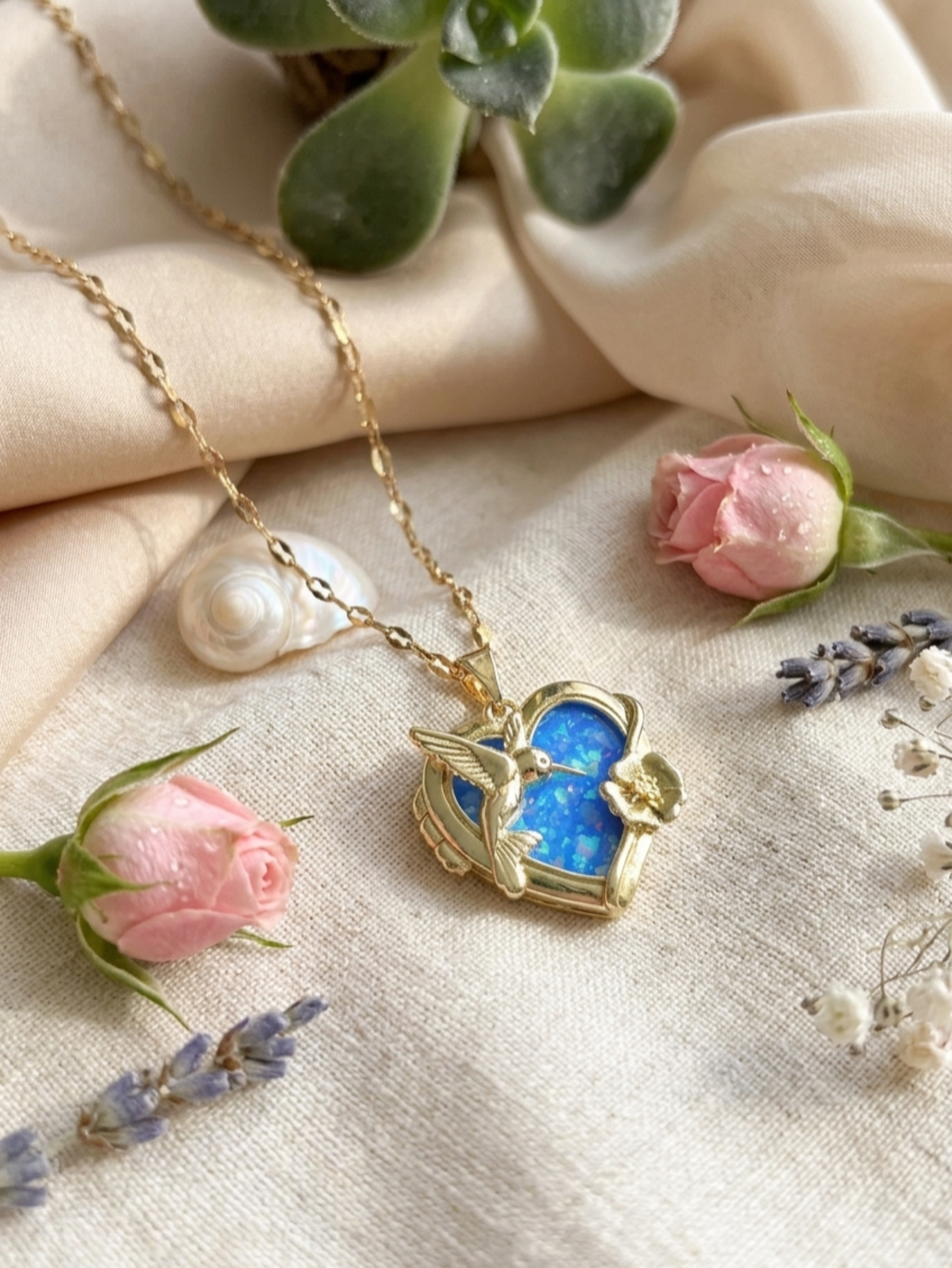 Collar Relicario Colibrí “Recuerdos que Vuelan con Amor”