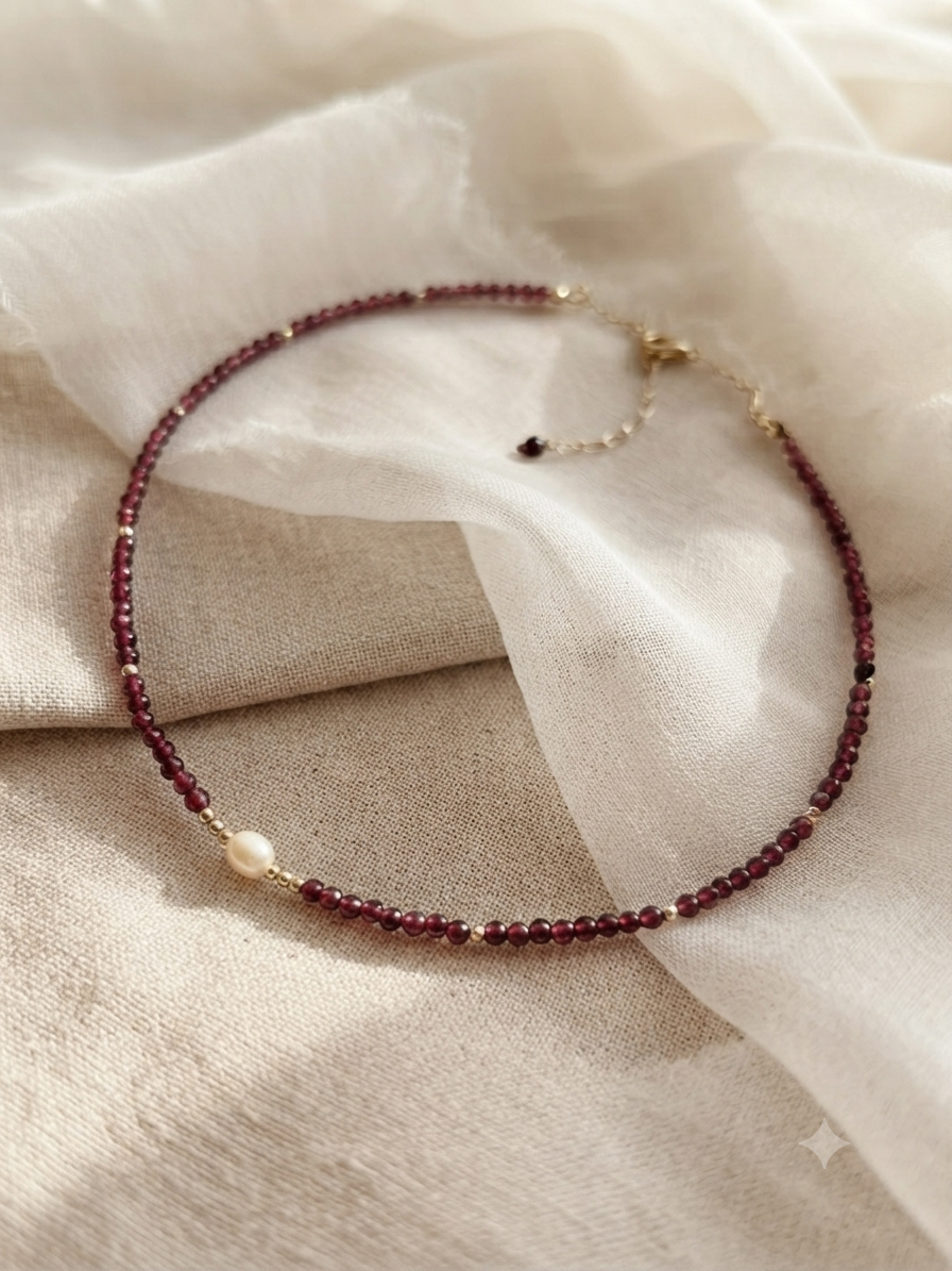Collar "Fuerza del alma" en piedras Granate y perla natural. Enchape de Oro 18k