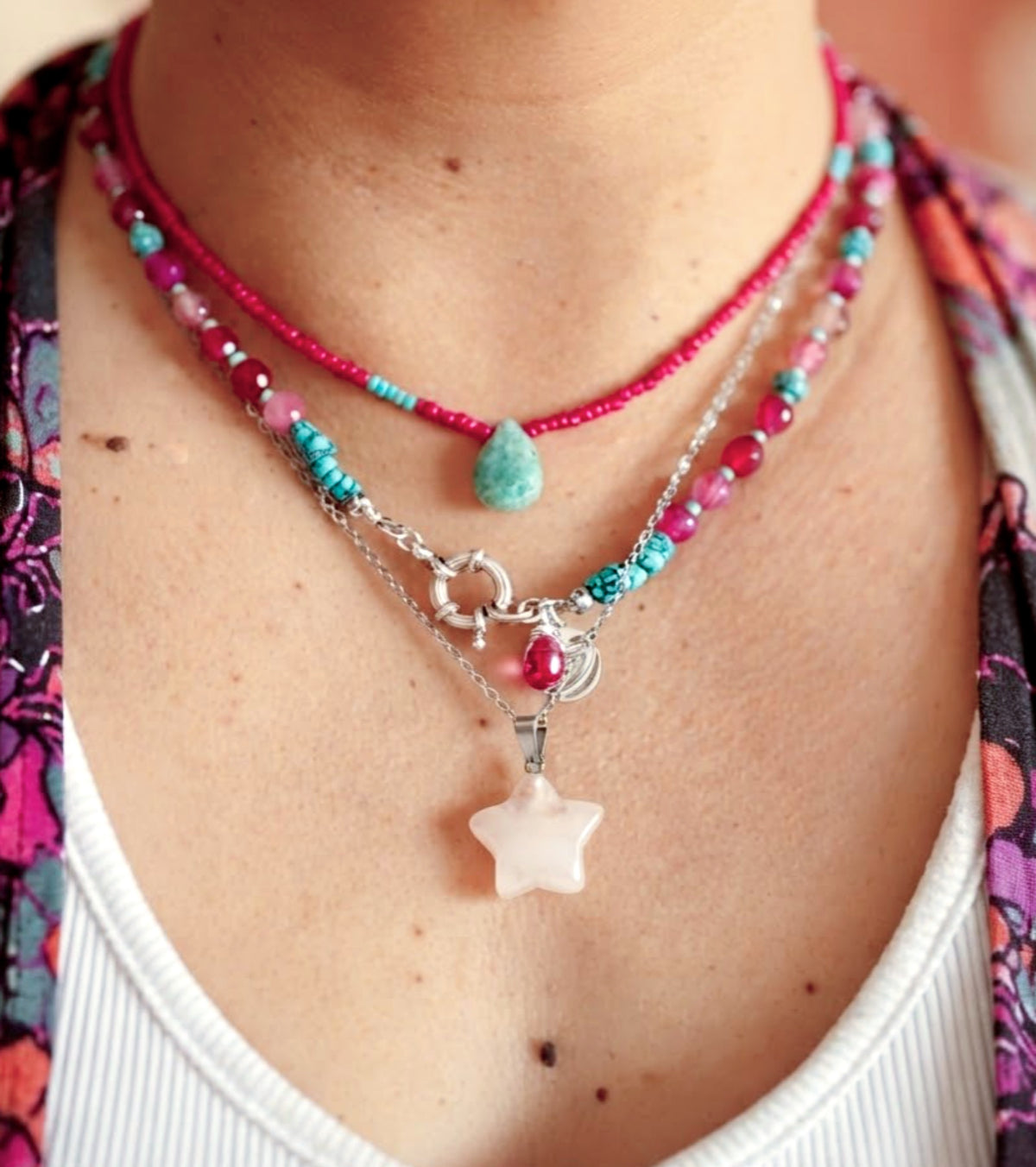 Collar “Alegría” en piedras Ágata y Howlita celeste. Enchape de Plata 950