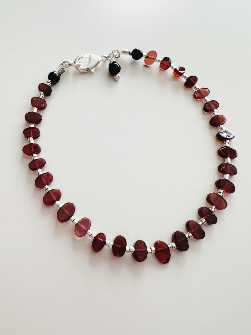 Pulsera silver en piedras Granate. Incluye significado y Packing para regalo