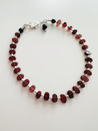 Pulsera silver en piedras Granate. Incluye significado y Packing para regalo