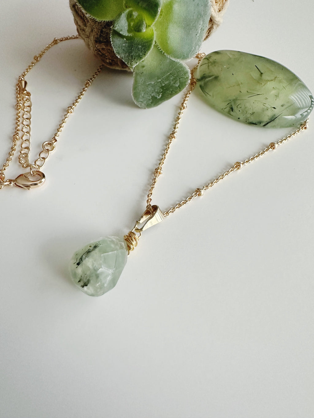 Collar Amuleto Prehnita. Incluye significado de su piedra y Packing para regalo