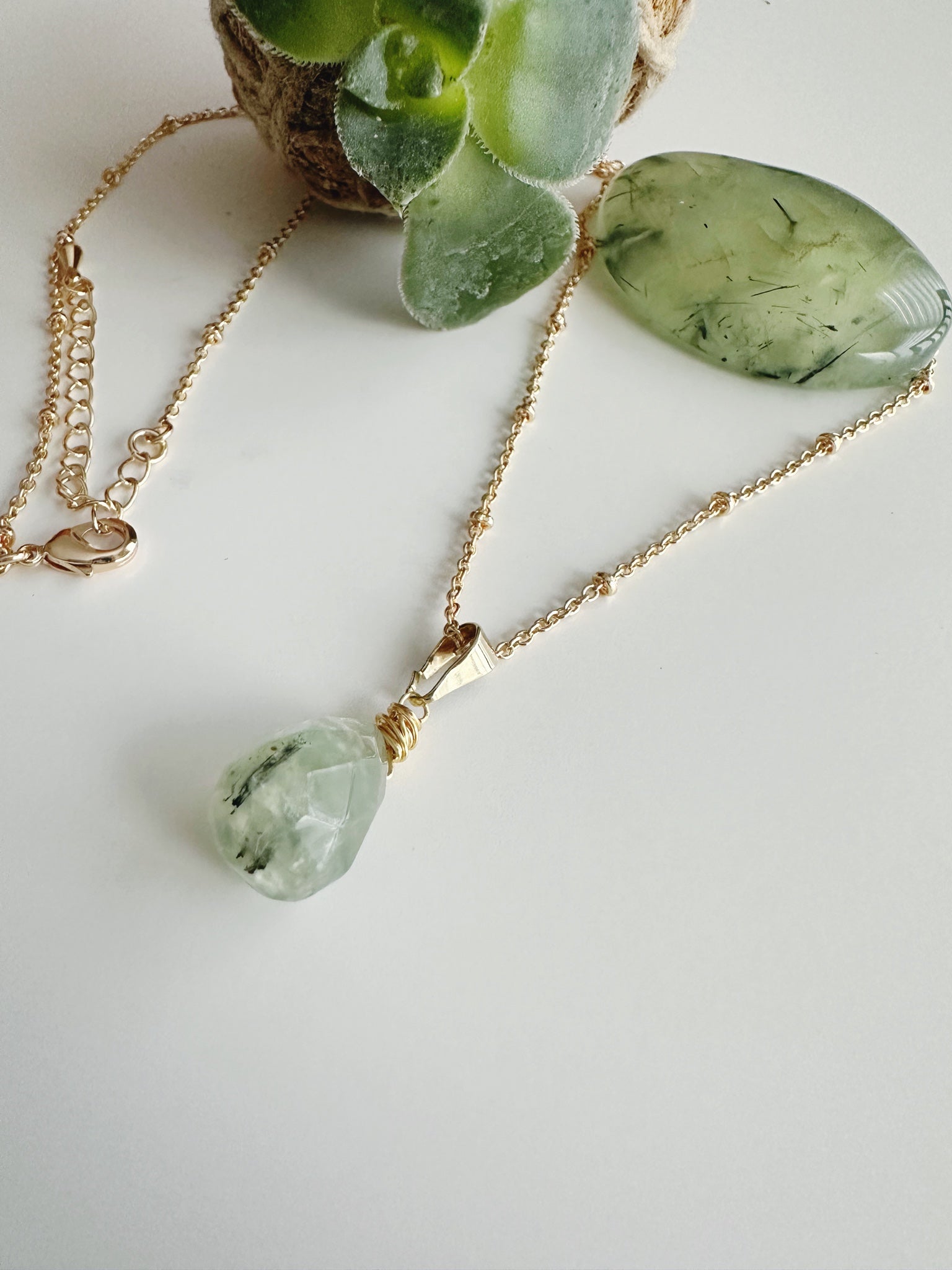 Collar Amuleto Prehnita. Incluye significado de su piedra y Packing para regalo