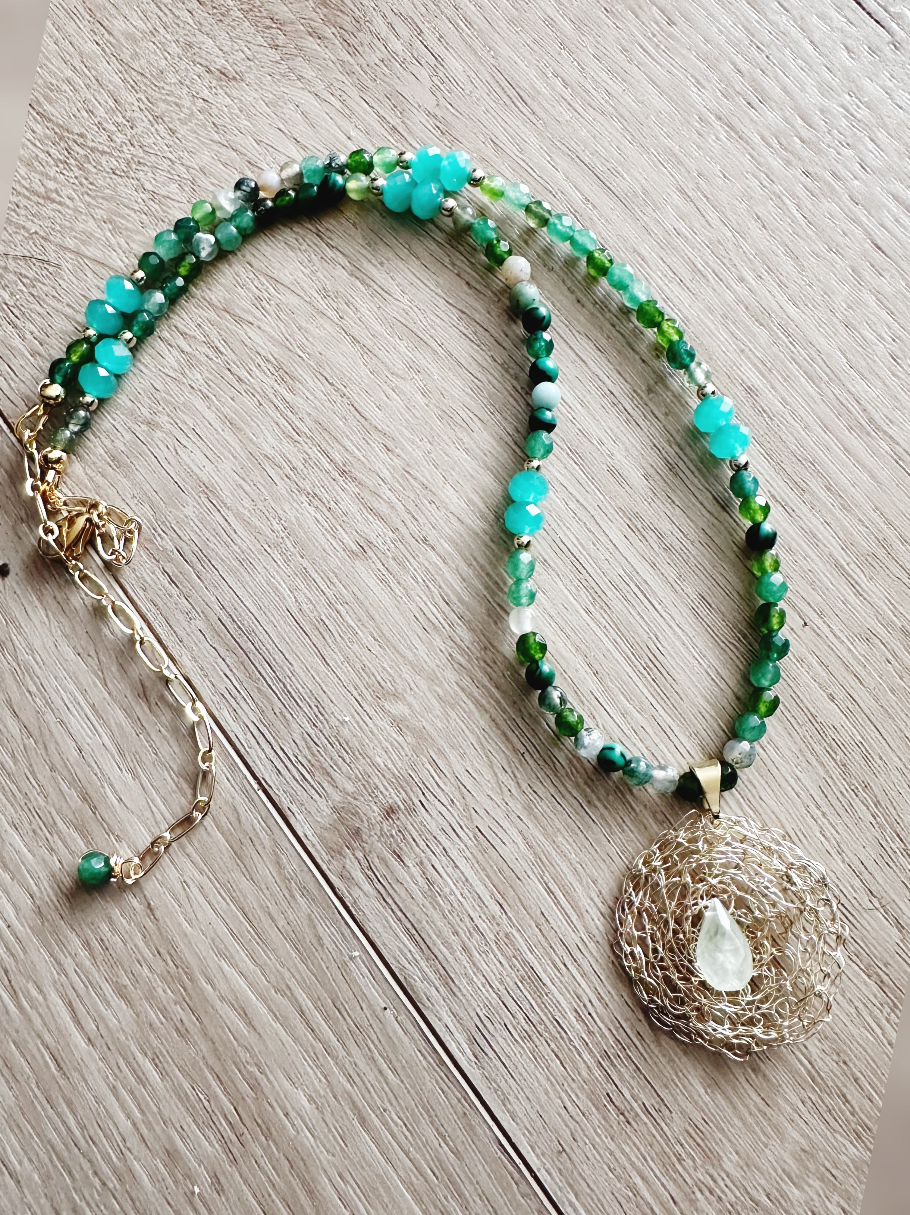 Collar “Esperanza y Calma” en piedras naturales con centro de Prehnita. Enchape de Oro 18k