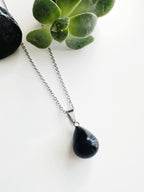 Collar Amuleto Acero inoxidable Onix negro. Incluye significado de la piedra y packing para regalo