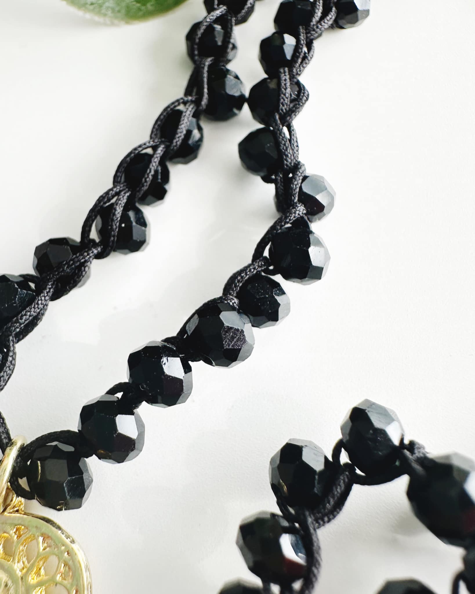 Collar “Encanto” tejido en cristales negros. Incluye Packing para regalo