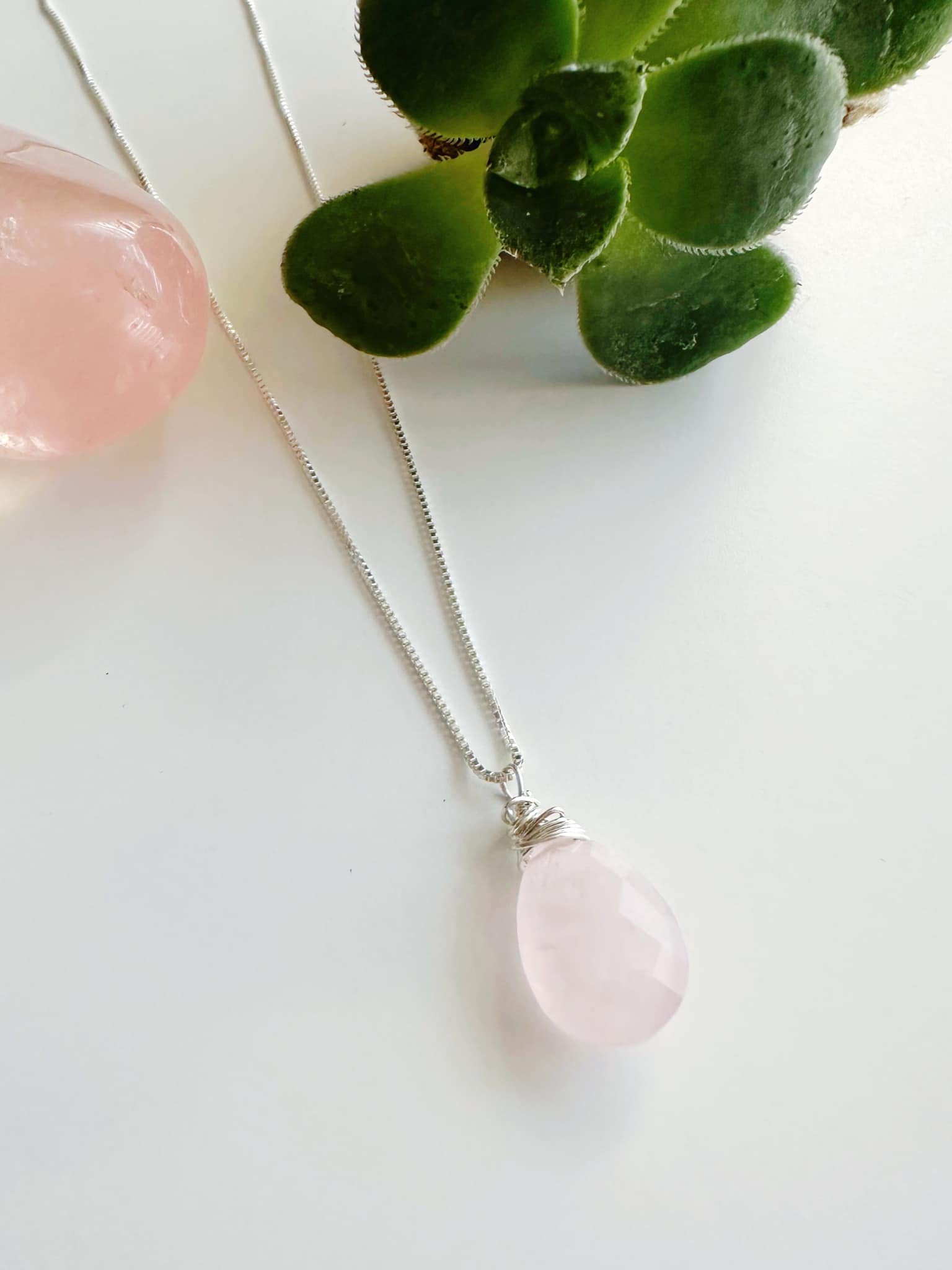Collar Amuleto Cuarzo Rosa. Incluye significado de la piedra y packing para regalo