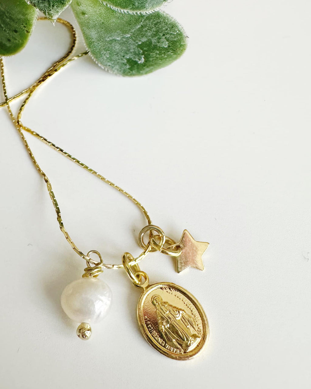 Collar Virgen de los Milagros. Incluye tarjeta con mensaje y packing para regalo