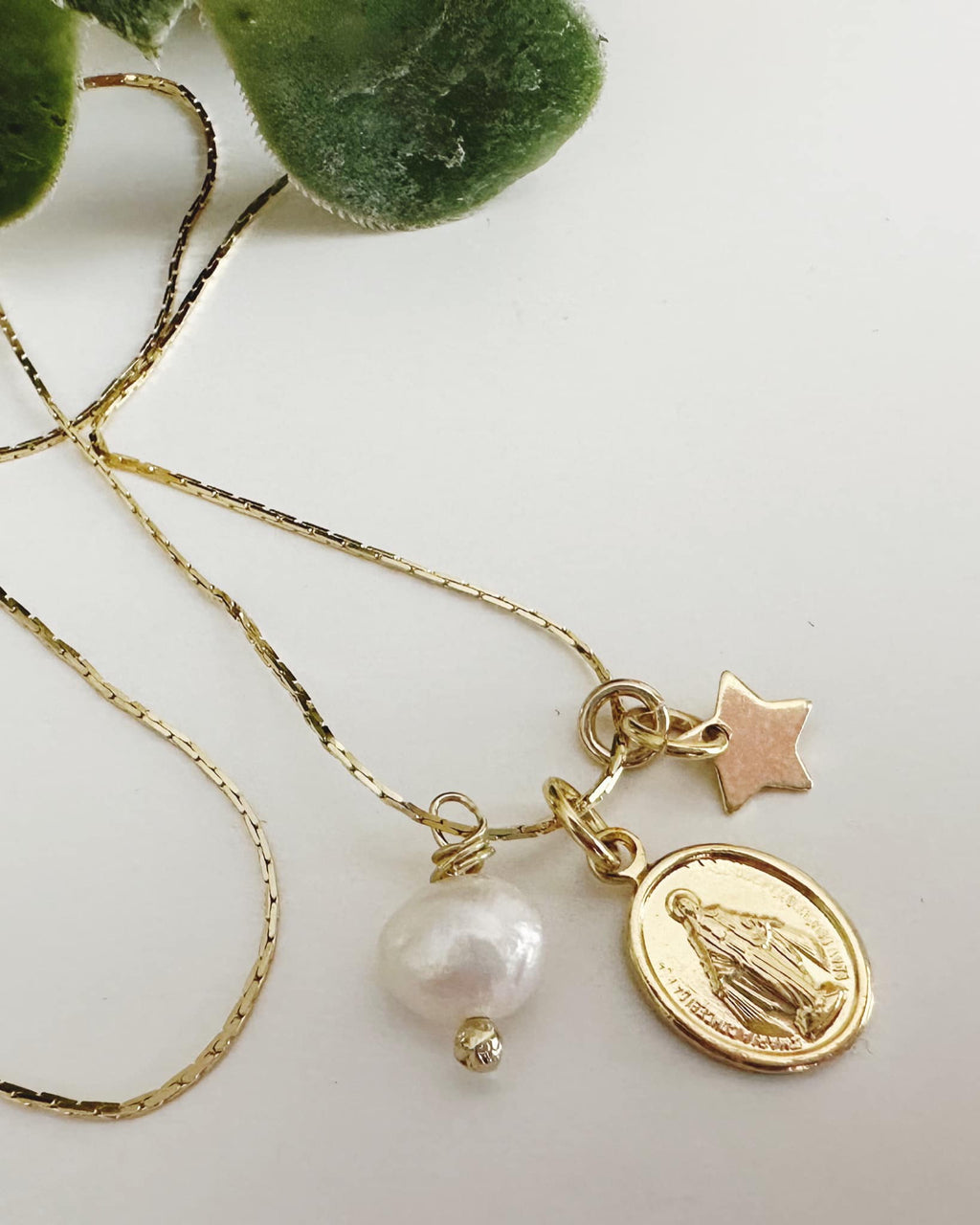 Collar Virgen de los Milagros. Incluye tarjeta con mensaje y packing para regalo