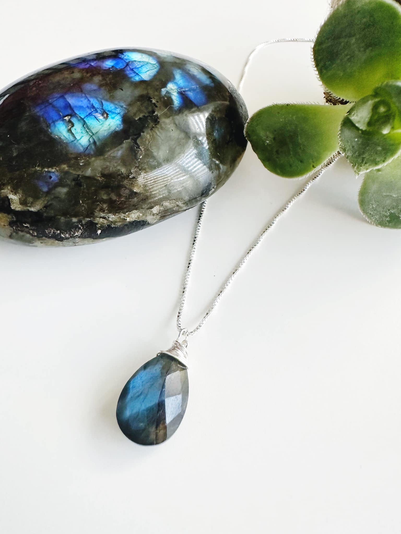 Collar de Plata 925 Amuleto Labradorita. Incluye significado de la piedra y packing para regalo