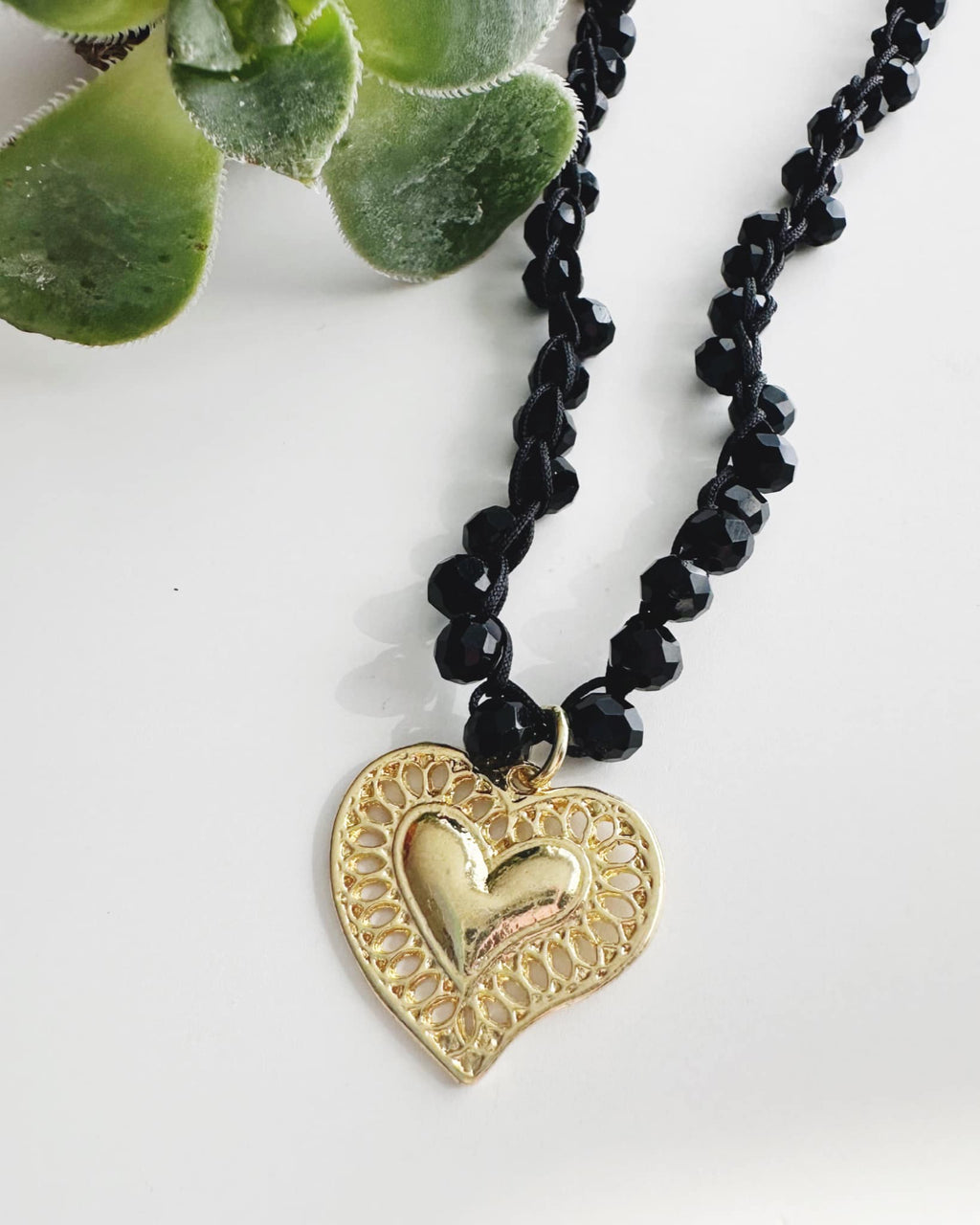 Collar “Encanto” tejido en cristales negros. Incluye Packing para regalo