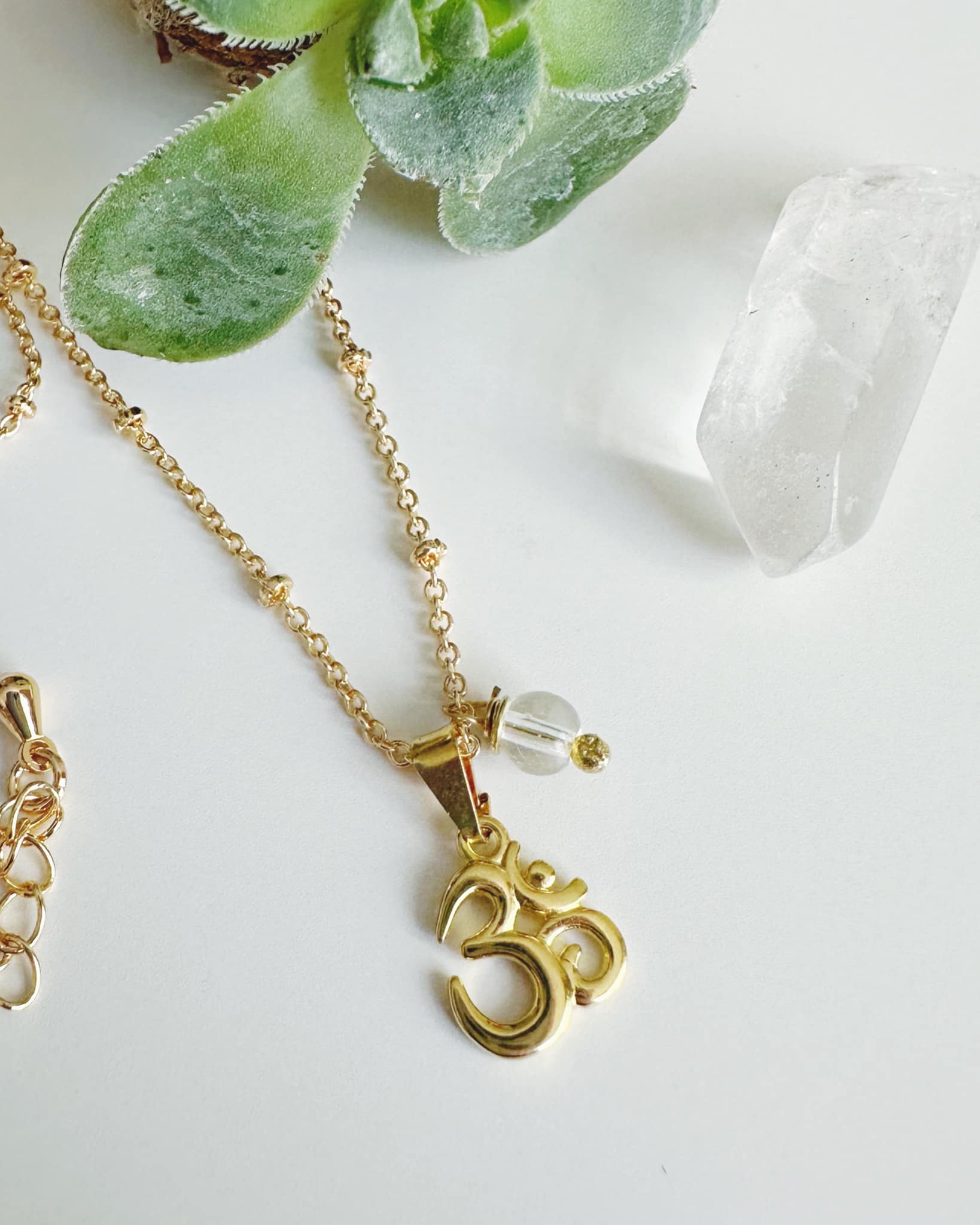 Collar OM con Cuarzo Cristal.Incluye significado y Packing para regalo