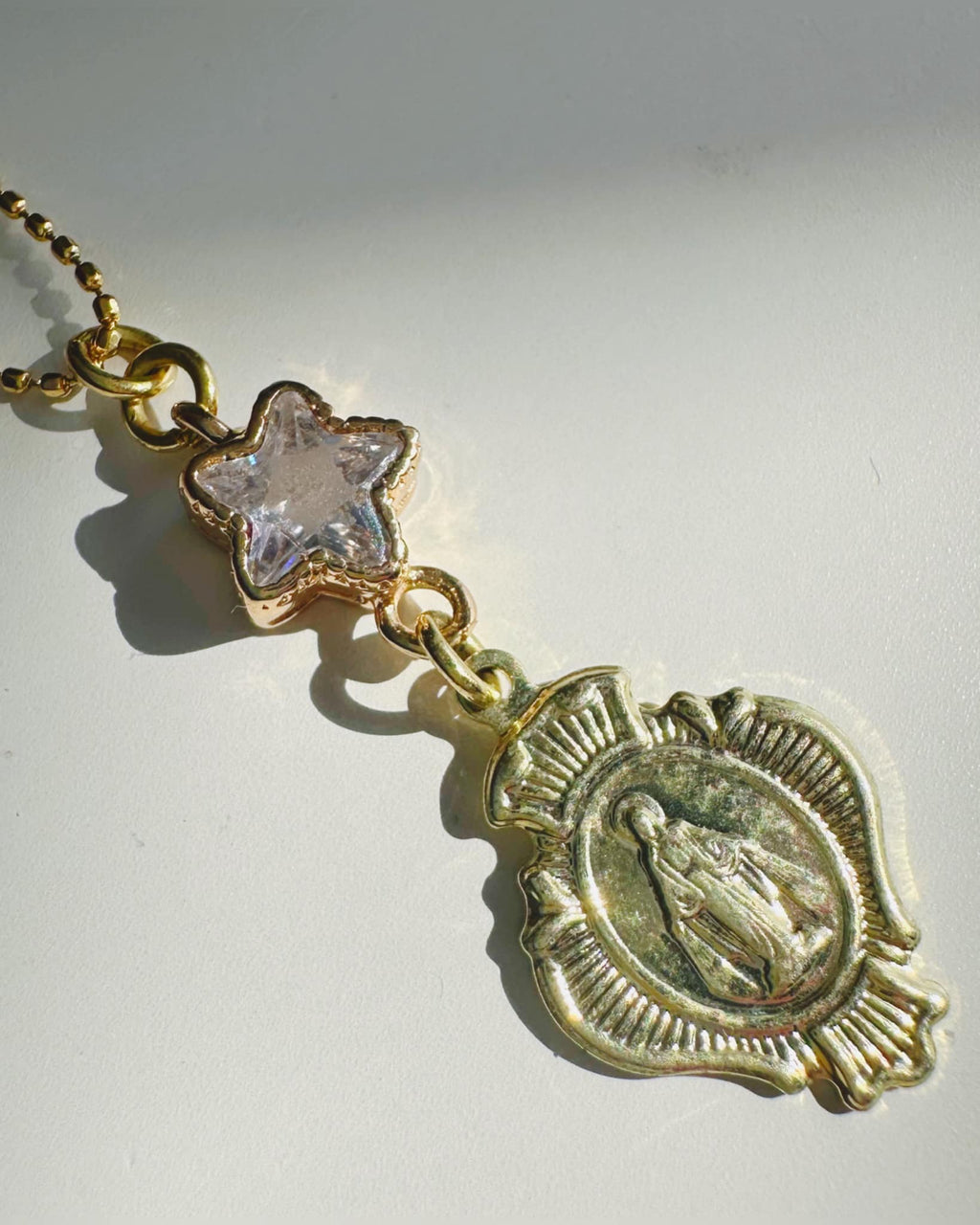 Collar Virgen de los milagros. Incluye mensaje especial y packing para regalo