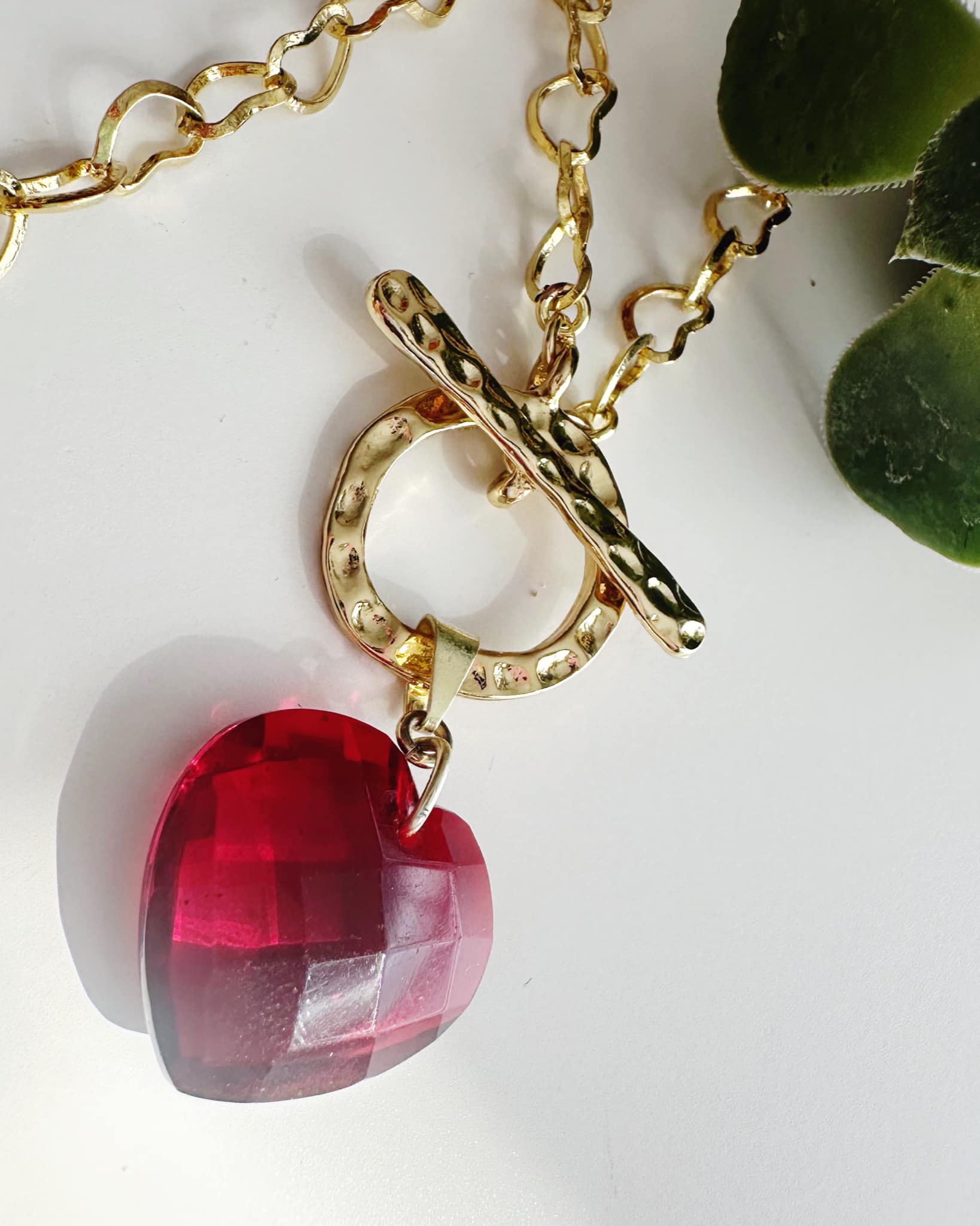 Collar corazón cristal color granate. Incluye packing para regalo.