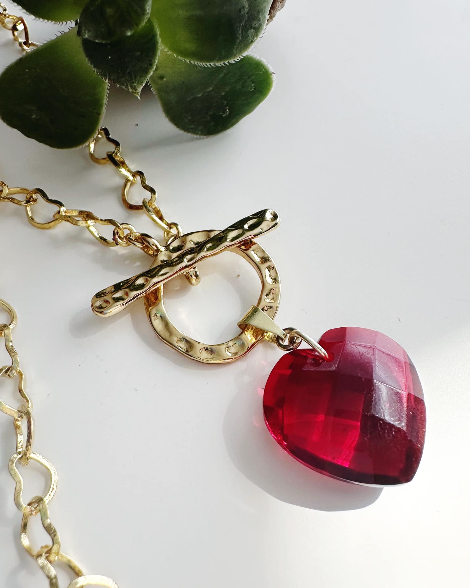 Collar corazón cristal color granate. Incluye packing para regalo.