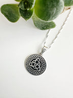 Collar de Plata 925 Amuleto Triqueta. Incluye significado de la piedra y packing para regalo