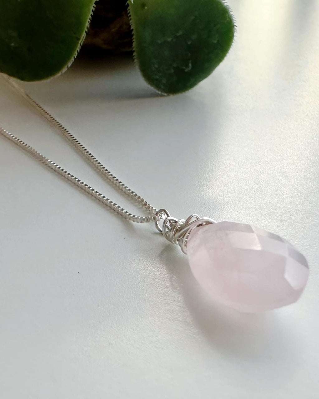 Collar Amuleto Cuarzo Rosa. Incluye significado de la piedra y packing para regalo