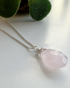 Collar Amuleto Cuarzo Rosa. Incluye significado de la piedra y packing para regalo