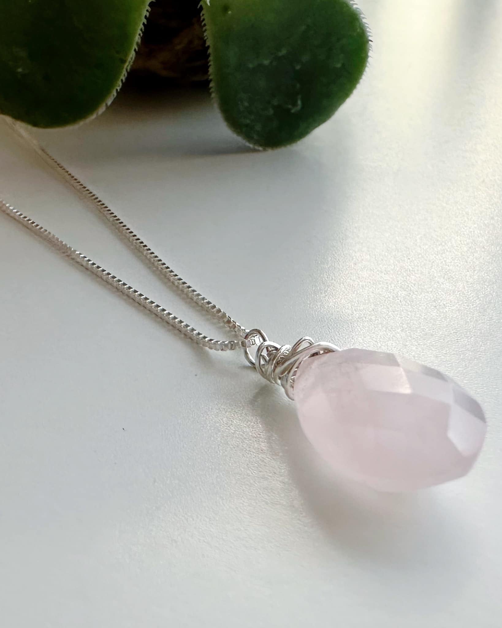 Collar Amuleto Cuarzo Rosa. Incluye significado de la piedra y packing para regalo