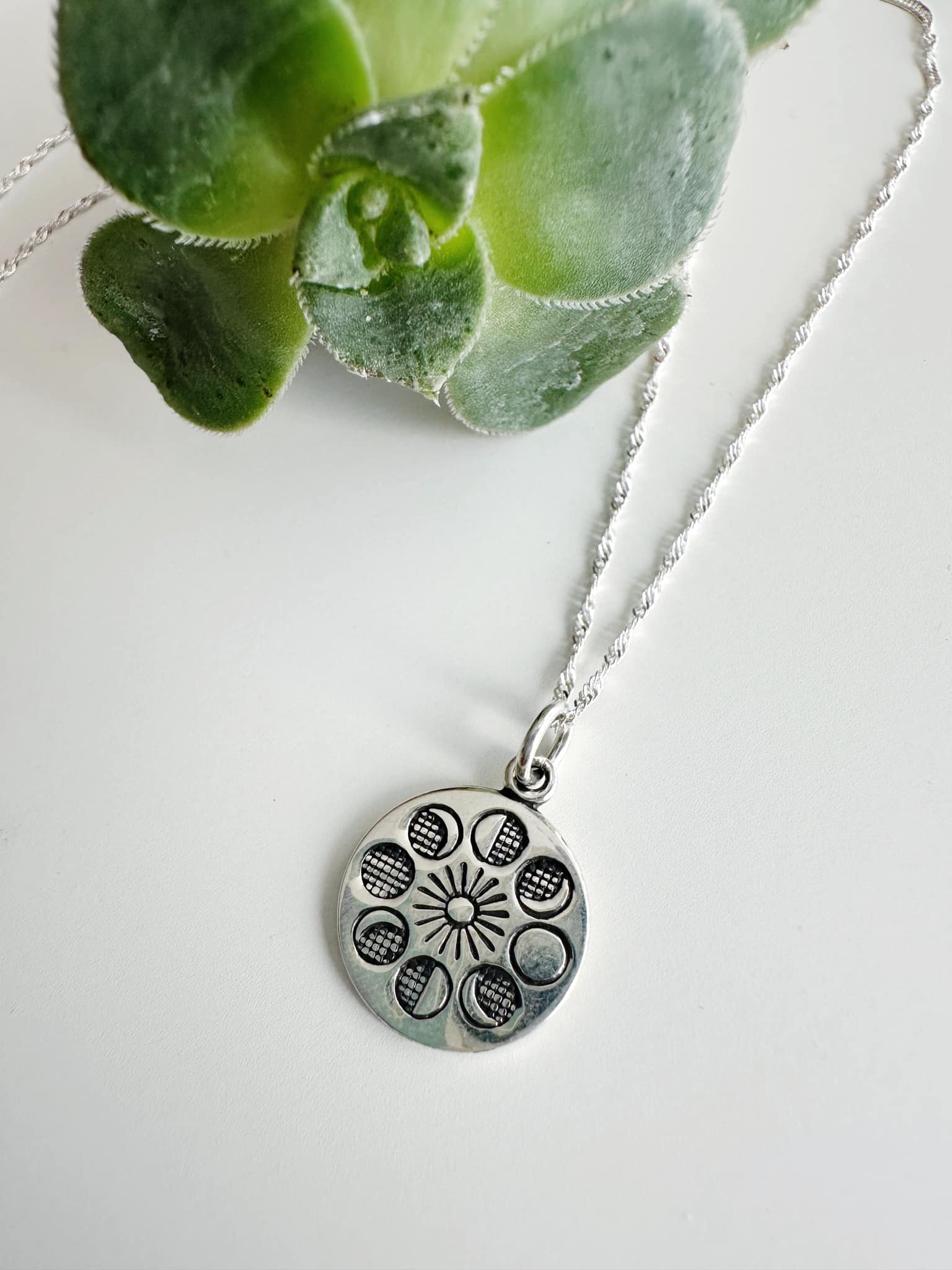 Collar de Plata 925 Fases de la Luna. Incluye significado y packing para regalo