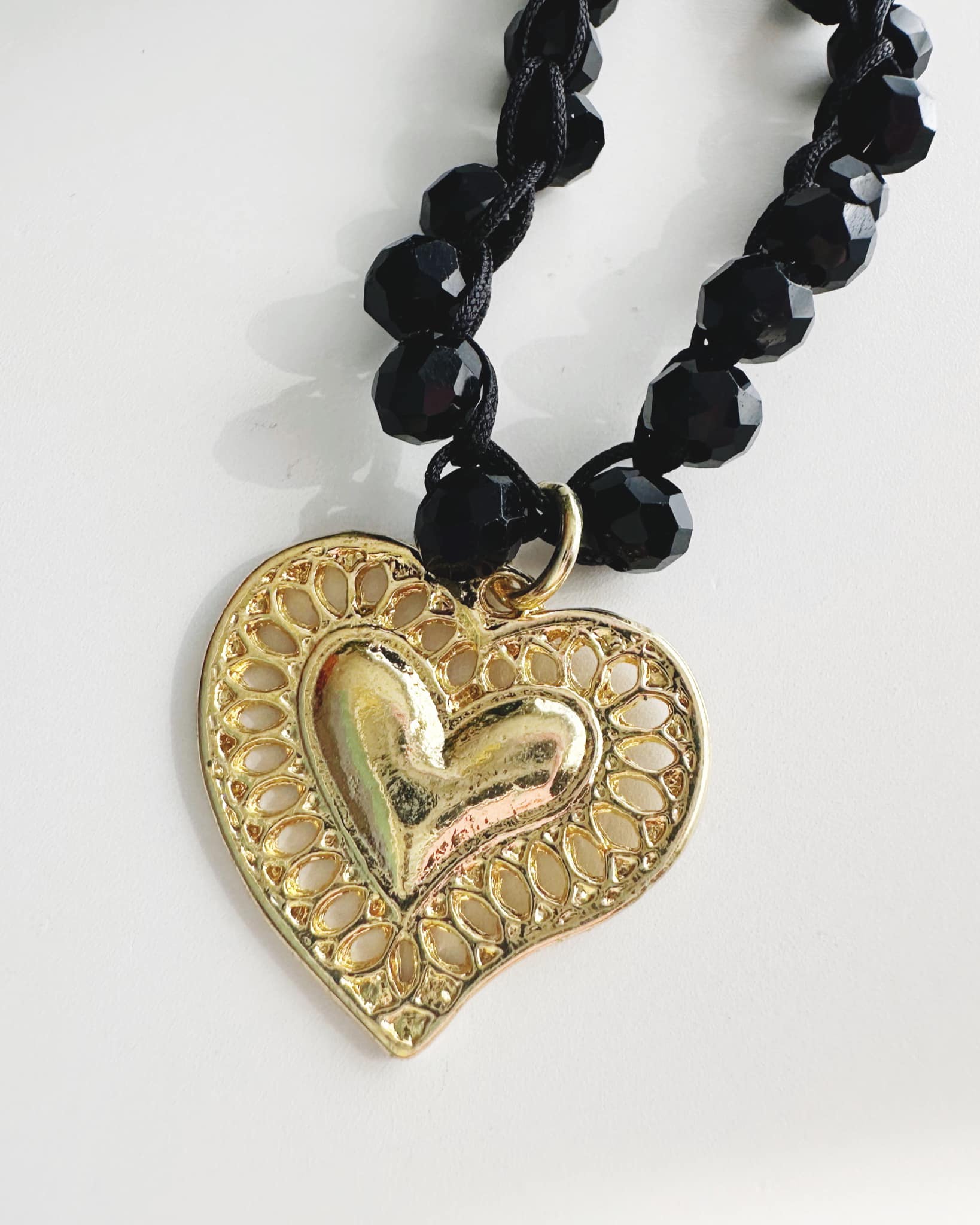 Collar “Encanto” tejido en cristales negros. Incluye Packing para regalo