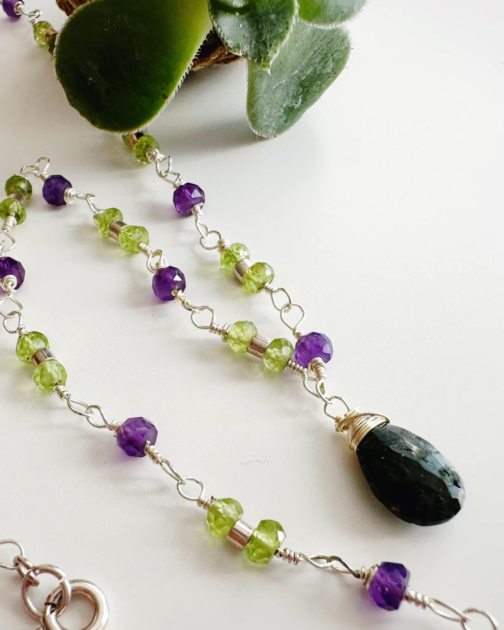 Collar silver “Martina” en piedras naturales.  Incluye Packing para regalo