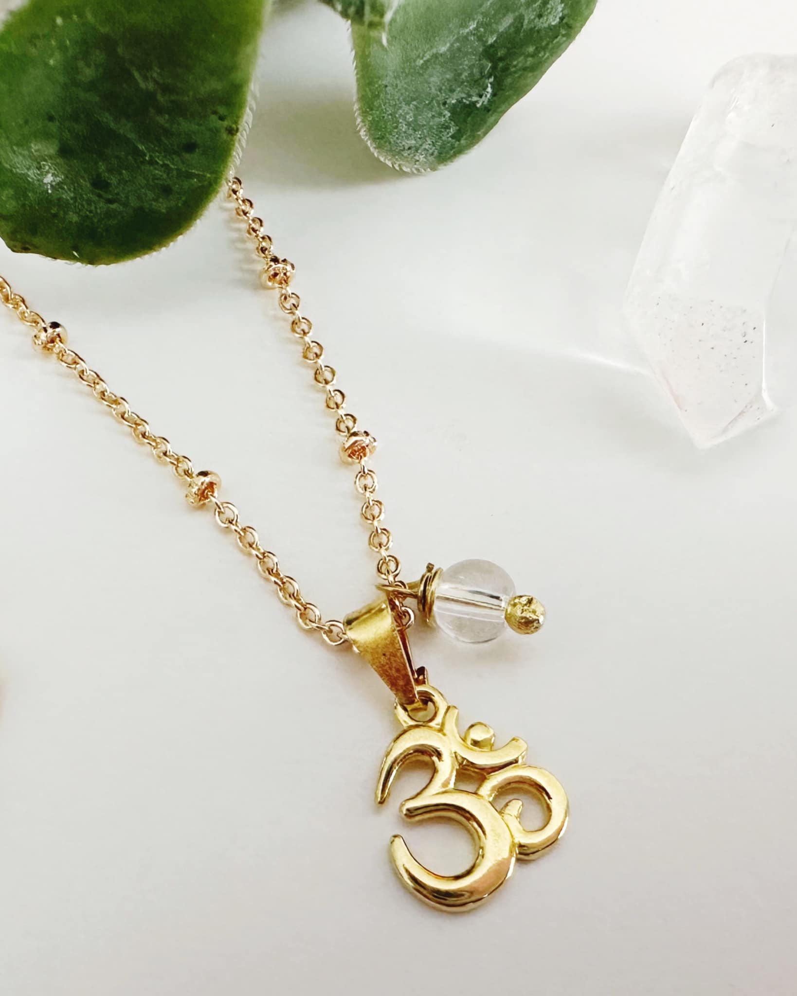 Collar OM con Cuarzo Cristal.Incluye significado y Packing para regalo