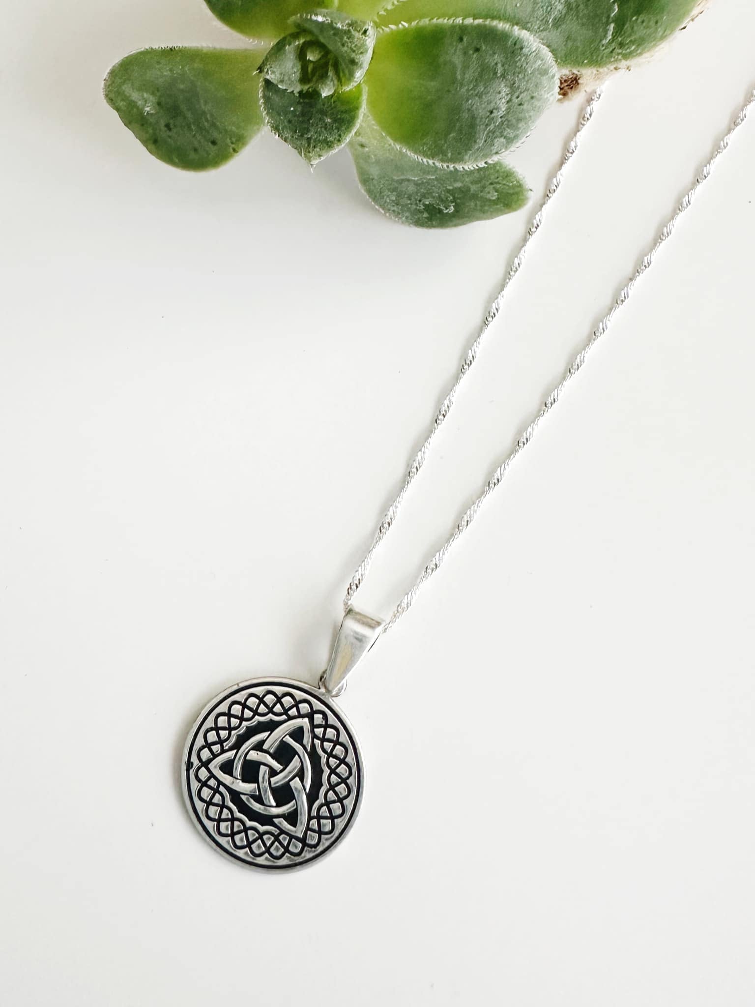 Collar de Plata 925 Amuleto Triqueta. Incluye significado de la piedra y packing para regalo