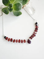 Collar silver “Enraíza” piedras Granate. Incluye significado de la piedra y packing para regalo