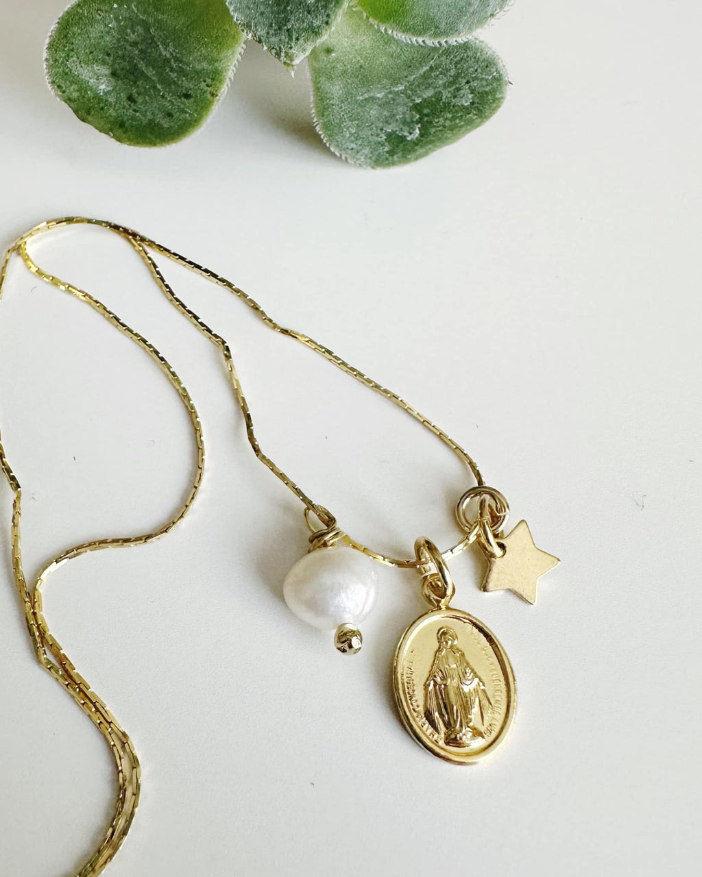 Collar Virgen de los Milagros. Incluye tarjeta con mensaje y packing para regalo